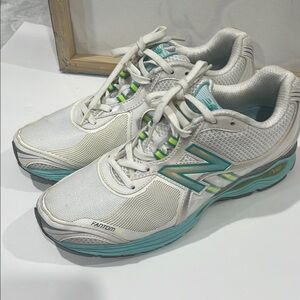 New Balance Women's White and Teal Running Shoes size 9,5